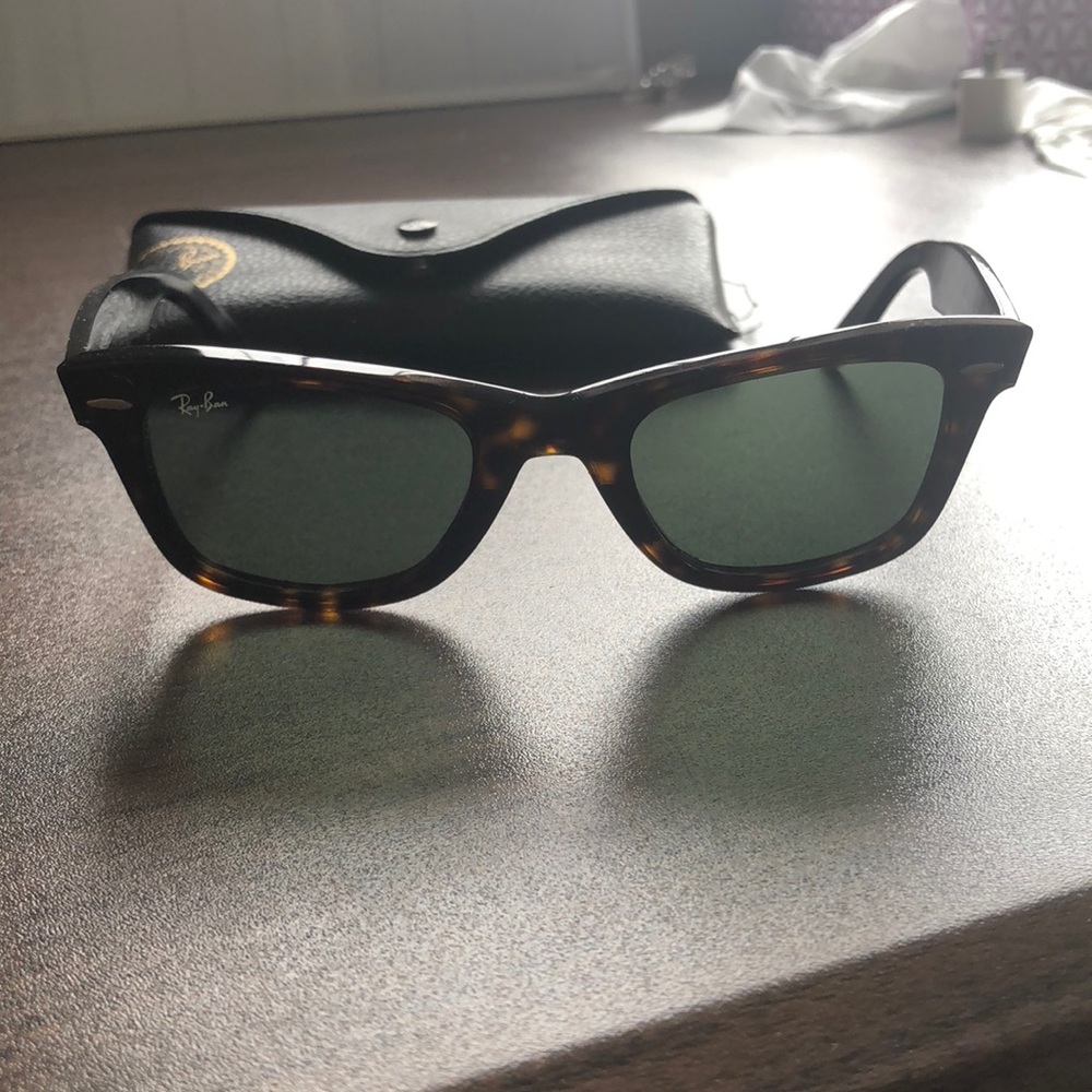 Ray Ban Wayfarer sunglasses in tortoise